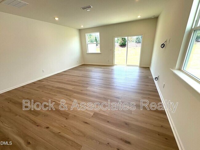 Building Photo - 2040 Oakdale Dr