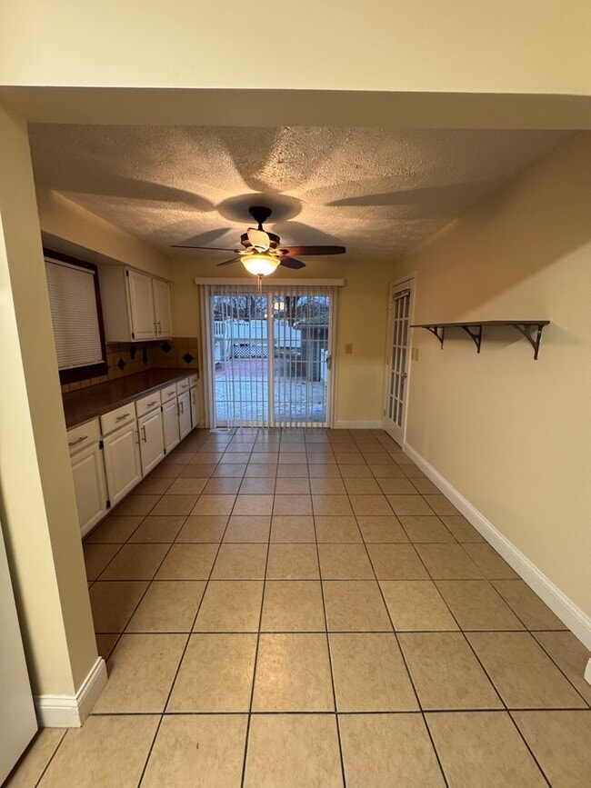 Building Photo - 853 Lawrence Ave