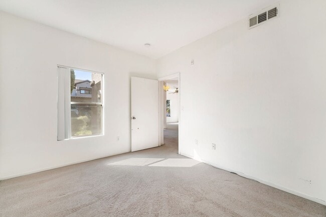 Building Photo - Cute 2 Bedroom Condo!