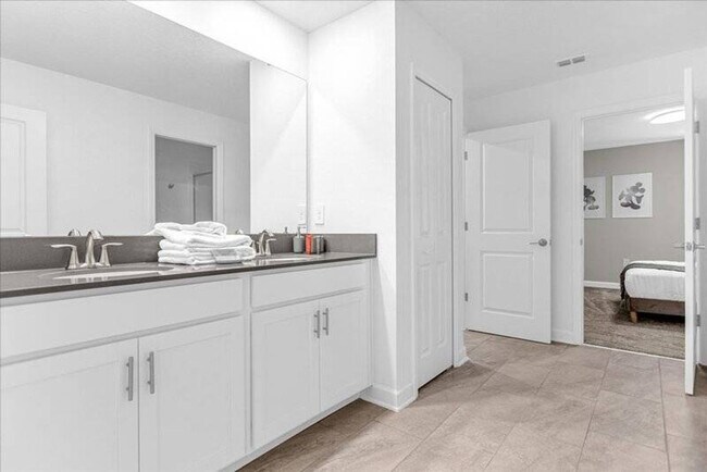 Building Photo - 9052 Sommerset Hills Dr