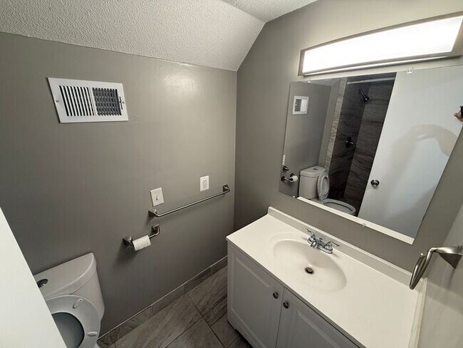 Building Photo - 3BR/2.5BA Duplex w/ 1-Car Garage + Fenced Yard