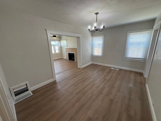Building Photo - Spacious Tulare home Available Now!