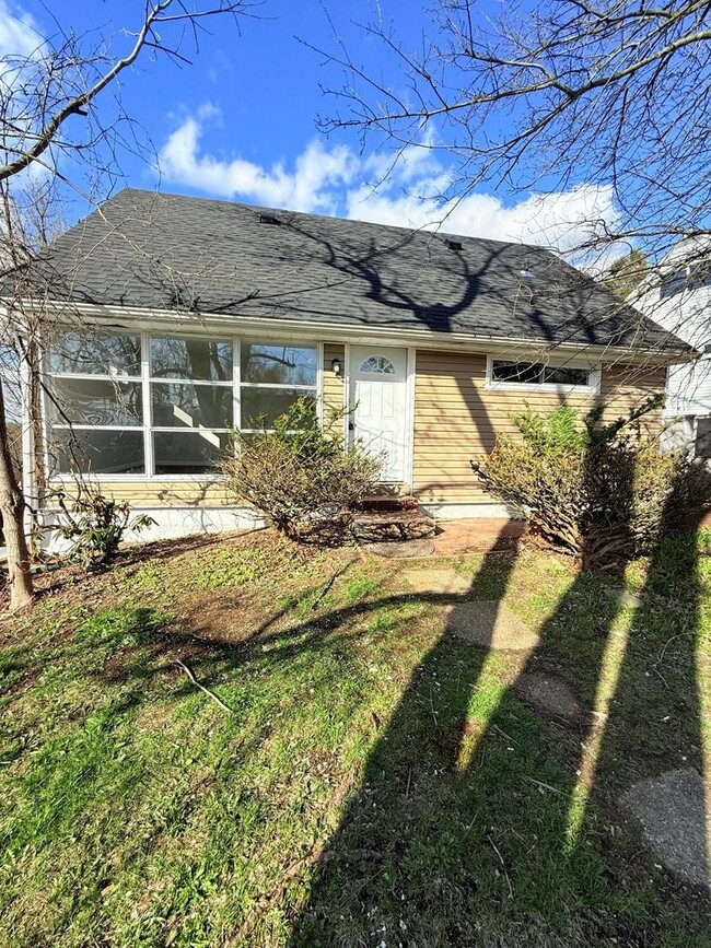 Building Photo - Great 4BR, 1 1/2BA Single Family Home in P...