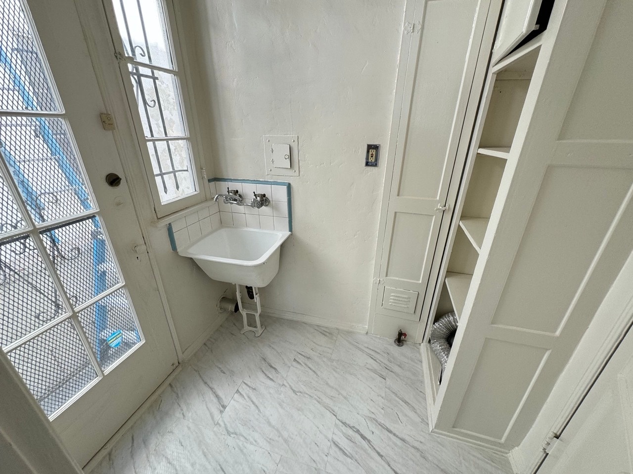 Building Photo - 422 S Detroit St