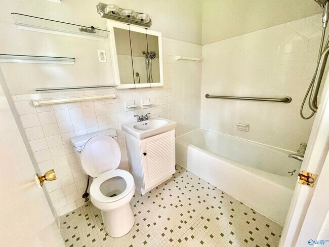 Building Photo - 304 Meadowbrook Dr SE