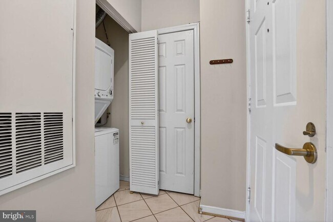 Building Photo - 1645 International Dr