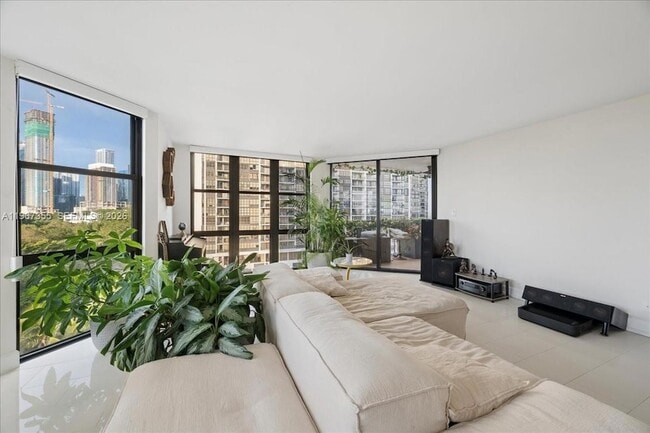 Building Photo - 1915 Brickell Ave