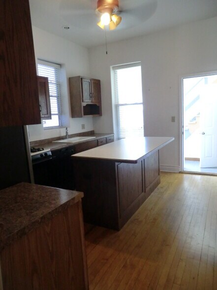 Building Photo - 2728 N Artesian Ave