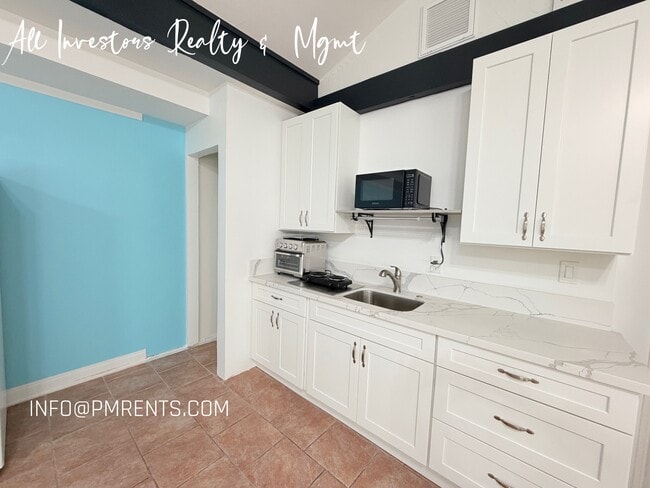 Building Photo - 420 Hutchison St