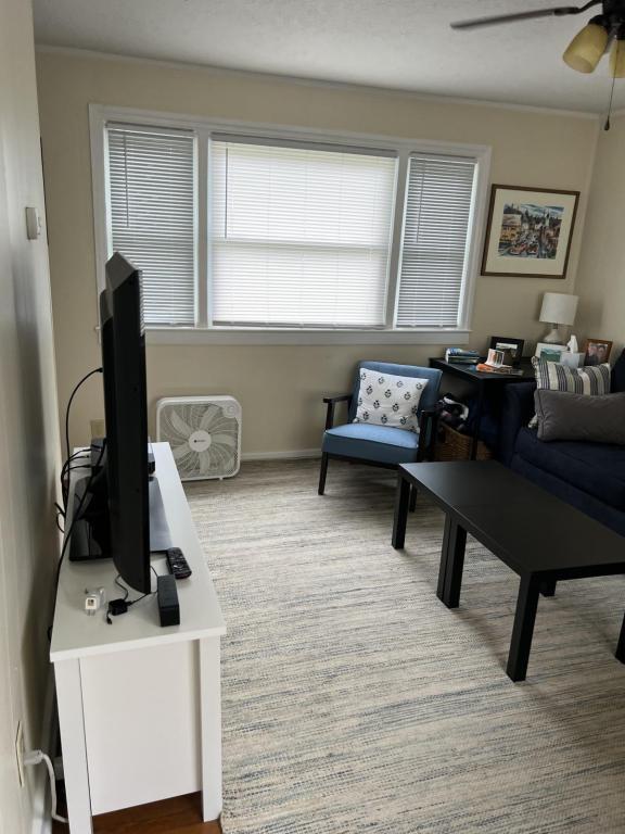 Building Photo - 208 Miller St