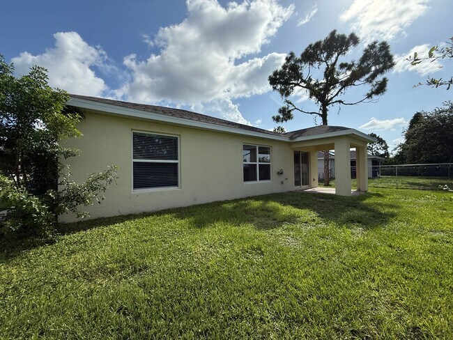 Building Photo - 1108 NE 36th Ln