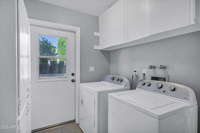 Building Photo - 8558 E Vía De Viva