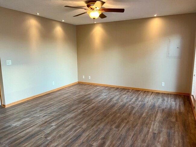 Building Photo - **AVAILABLE SOON**Beautiful 3 bed townhome off 84th & Holdrege