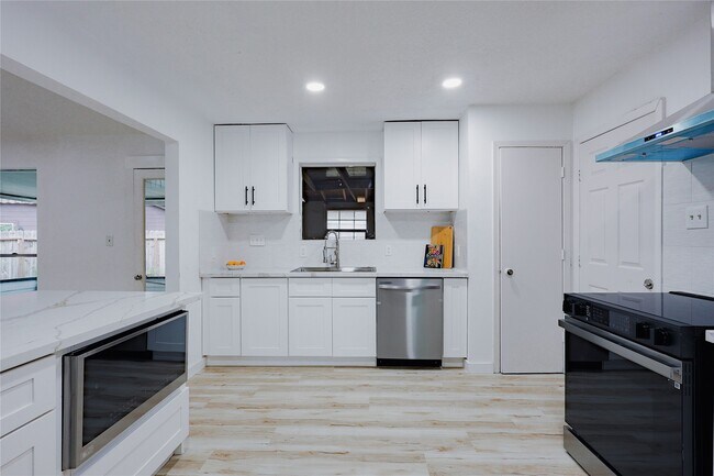 Building Photo - 2902 Misty Park Dr