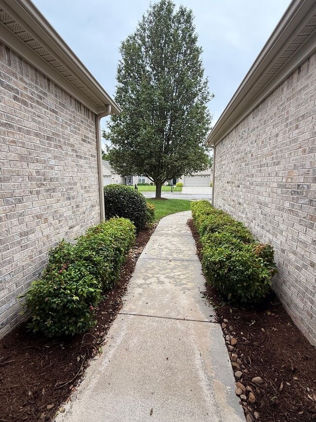 Building Photo - 2 Bedroom Townhome for Rent in Stonewall F...