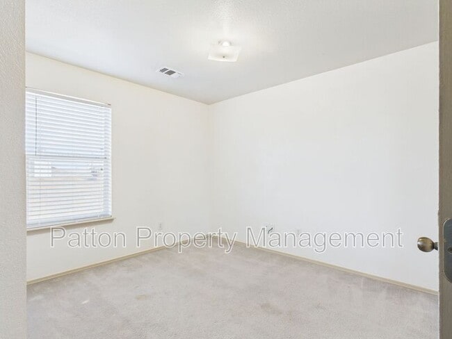 Building Photo - 1111 Pikes Peak Dr