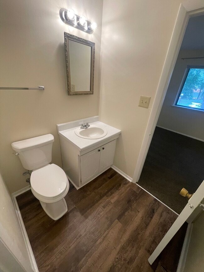 Building Photo - 2BD 1.5BA Townhome!