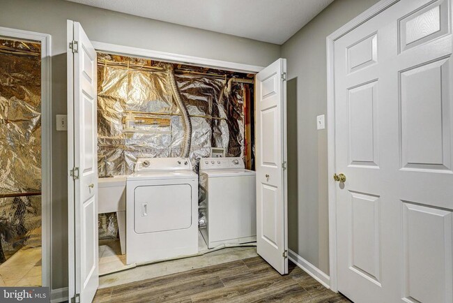 Building Photo - 9306 Vanguard Ct