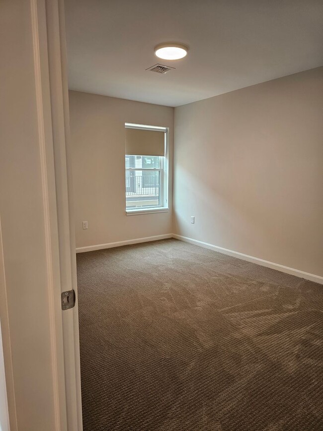 Building Photo - Limited Time Offer:  1st Month Rent Free with new 2 Bedroom Lease: Corner 2 Bedroom/ 2 Bathroom A...