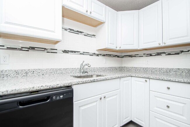 Building Photo - For Rent: Spacious Studio with 2 Baths in ...