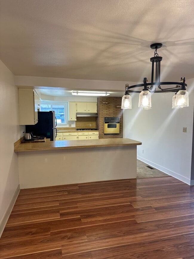 Building Photo - Vintage Character, Modern Finishes! Spacio...