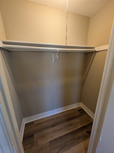 Building Photo - 1055 N Ardmore Ave