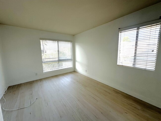Building Photo - Beautiful 2-Bed, 2-Bath Winnetka Condo – S...