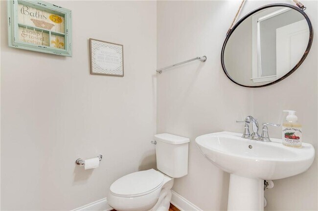 Building Photo - 1855 Kingsbury Dr