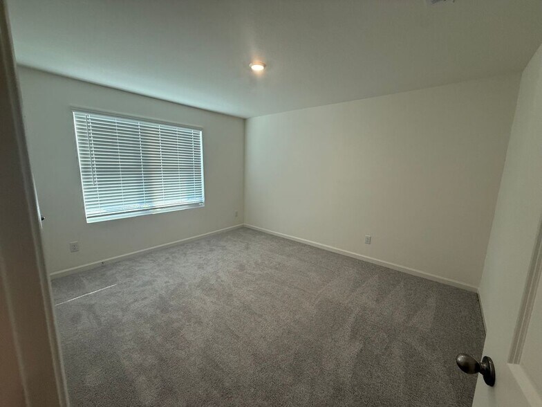Building Photo - 2206 Meadow Park Drive