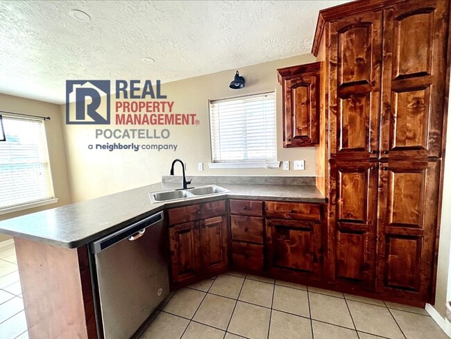 Building Photo - Beautiful 6 Bedroom 3 Bath house - 2 Car Garage - 6 month lease