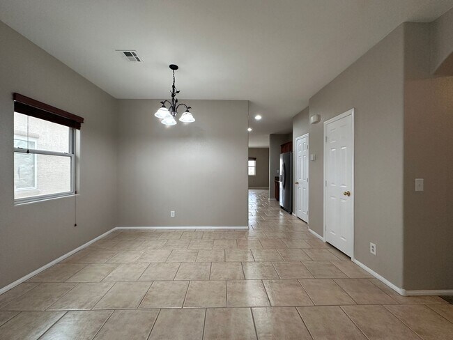 Building Photo - Spacious single story home w/3 beds, 2 bat...