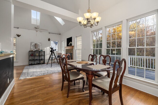 Building Photo - 4 Bed | 2.5 Bath House with Garage
