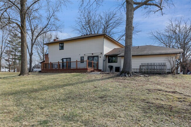 Building Photo - 15575 Clover Ridge Dr