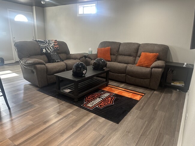 Building Photo - 600a Sara St