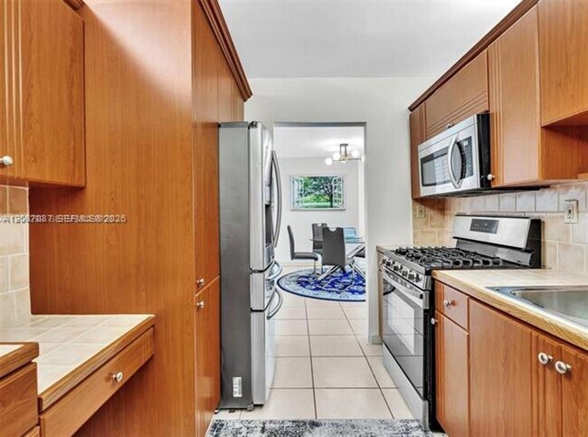 Building Photo - 3140 S Ocean Dr