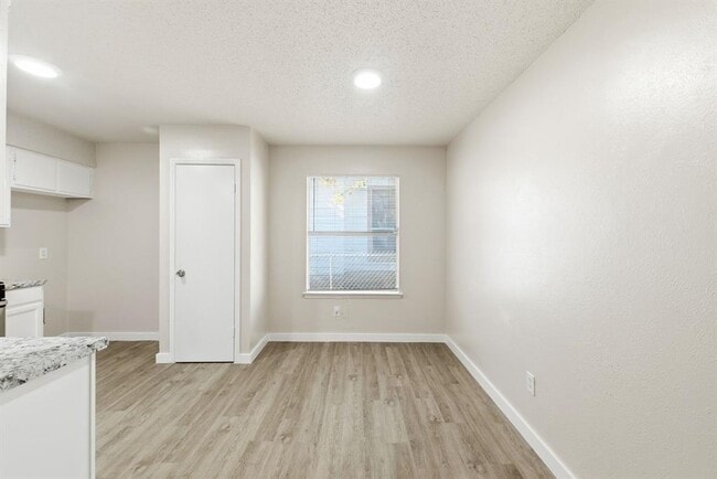 Building Photo - 2204 Donahue Ln