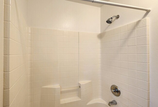 Building Photo - 3 bedroom 2.5 bathroom South Hill Charmer!
