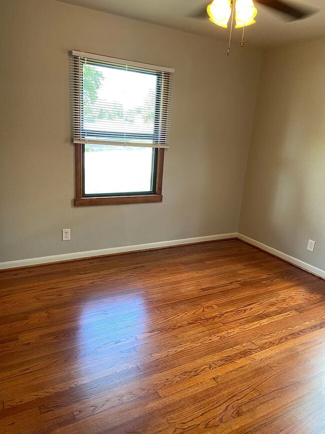 Building Photo - 822 Denison Dr