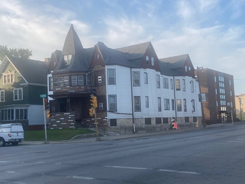 Building Photo - 3431 W Kilbourn Ave