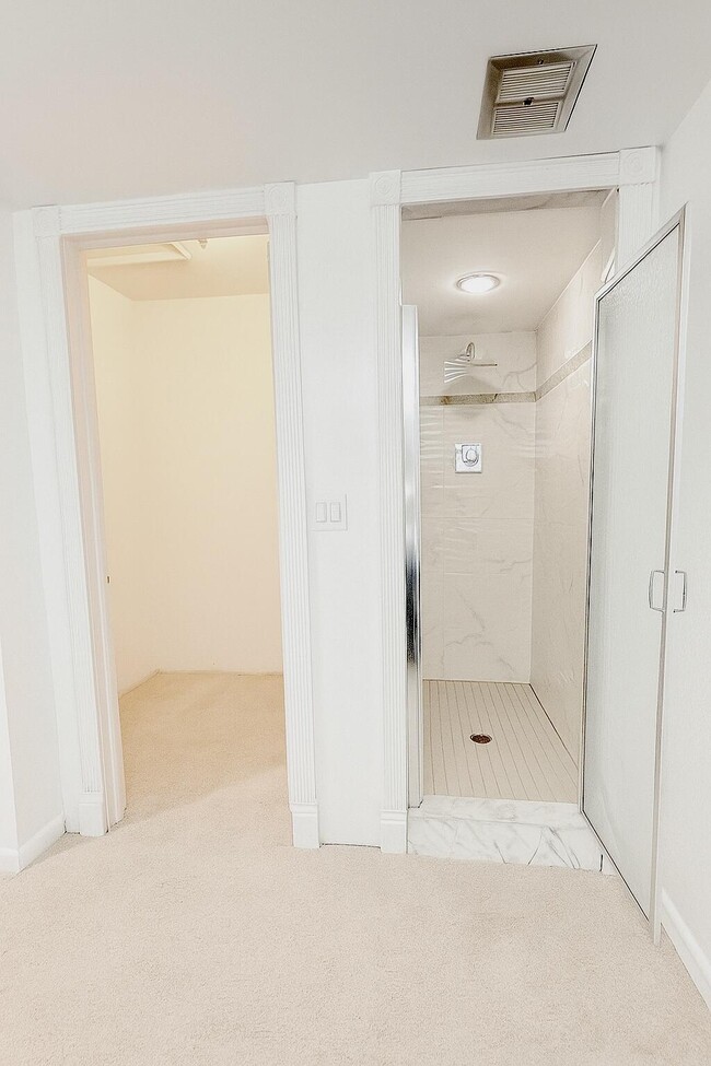 Building Photo - 1739 Embassy Dr