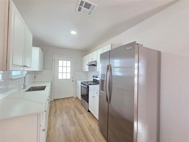 Building Photo - 411 W 4th St