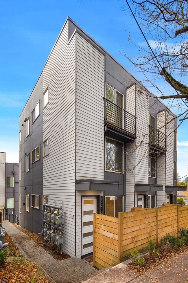 Building Photo - 2 Bedroom PLUS DEN - West Seattle Townhome