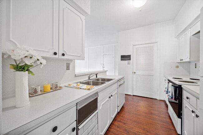 Building Photo - 5815 Lynbrook Dr