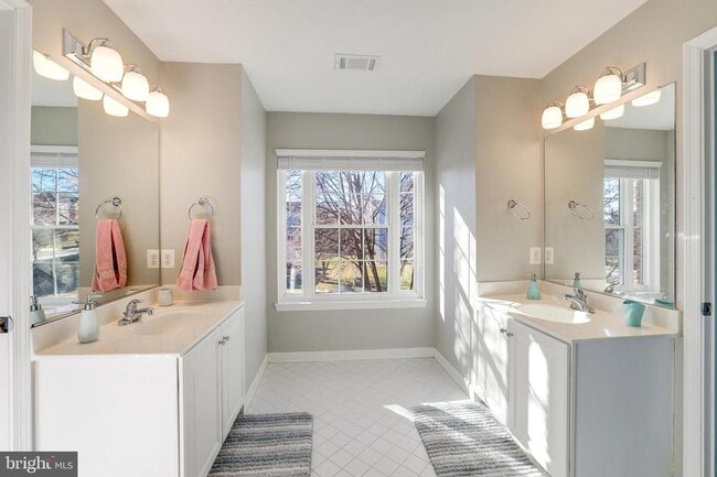 Building Photo - 43258 Meadowood Ct