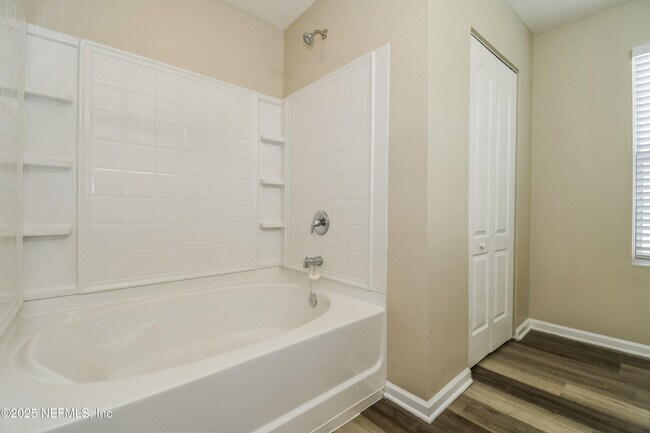 Building Photo - 3862 Falcon Crest Dr