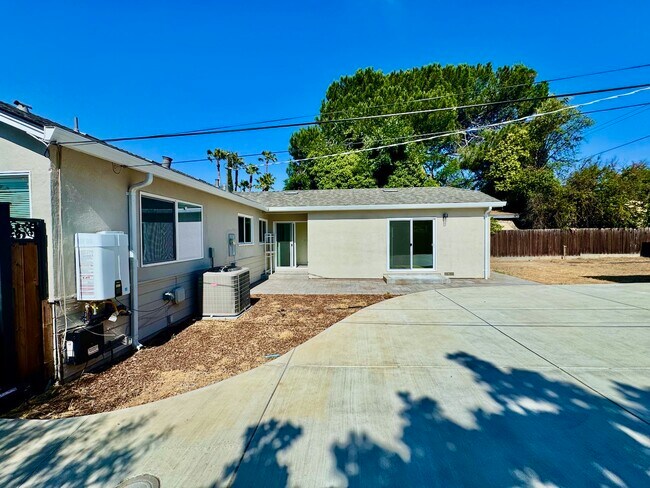 Building Photo - 15110 Woodard Rd