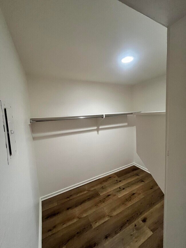 Building Photo - 400 N Sunrise Way