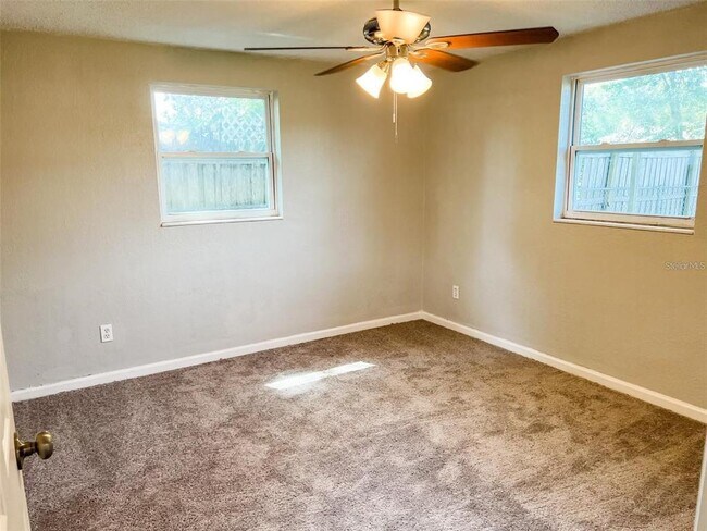 Building Photo - 4949 Lake Ridge Ln