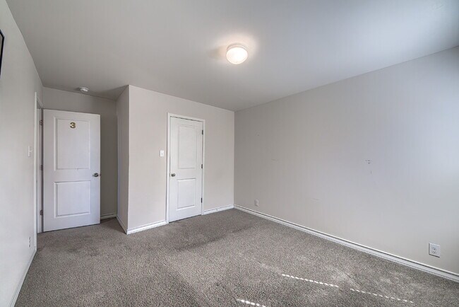 Building Photo - Stunning 4 bedroom offering 50% off the fi...