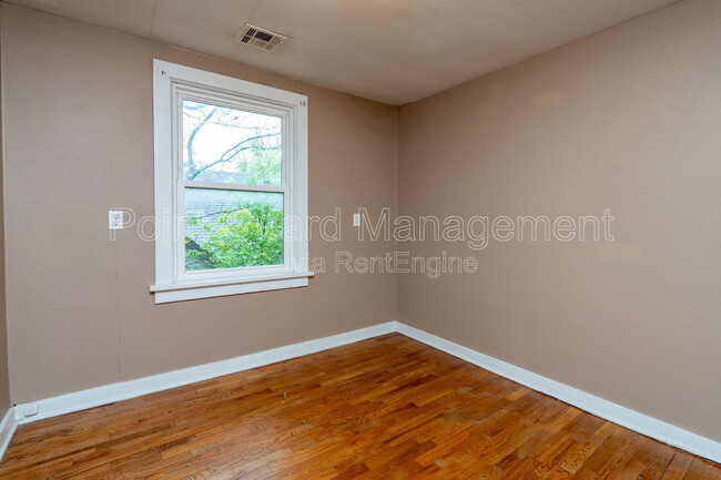 Building Photo - 302 S Poplar St